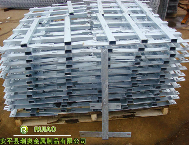 河北東科廠家直銷刺絲滾籠、立柱支架與加密支架金屬制品——安全防護(hù)的堅實后盾